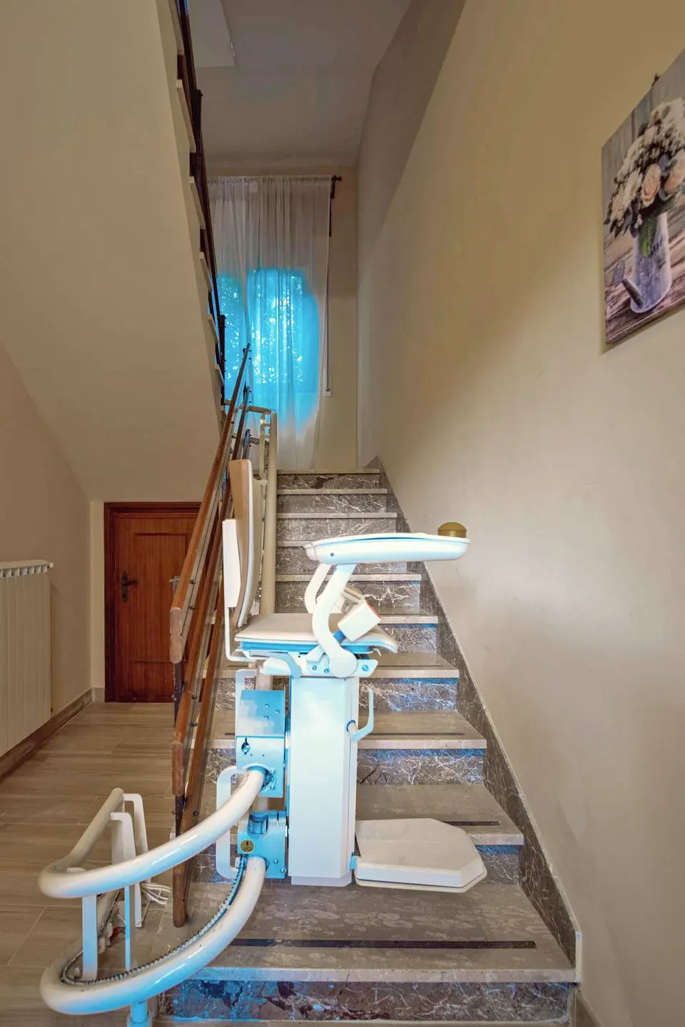 La scala interna di Villa Flora attrezzata con montascale